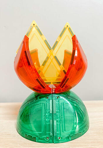 co postavit z&nbsp;magnetické stavebnice Kupola - jarní kytka