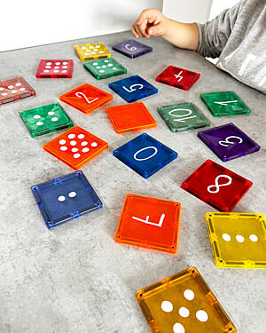 srovnání magnetických stavebnic Connetix Tiles a&nbsp;Learn and Grow Toys - dílky Connetix