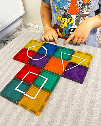 jak si hrát s&nbsp;magnetickou stavebnicí Connetix - trénink tvarů