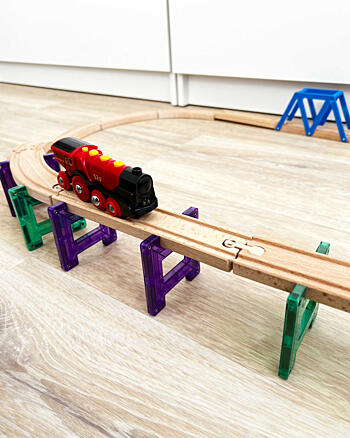 jak si hrát s&nbsp;magnetickou stavebnicí Connetix - vláčkodráhy
