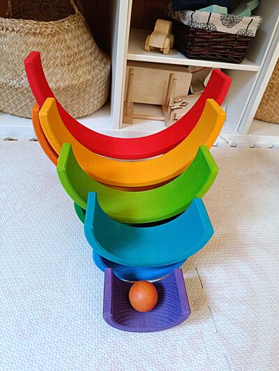 jak si hrát s&nbsp;dřevěnou duhou Goki - kuličková dráha