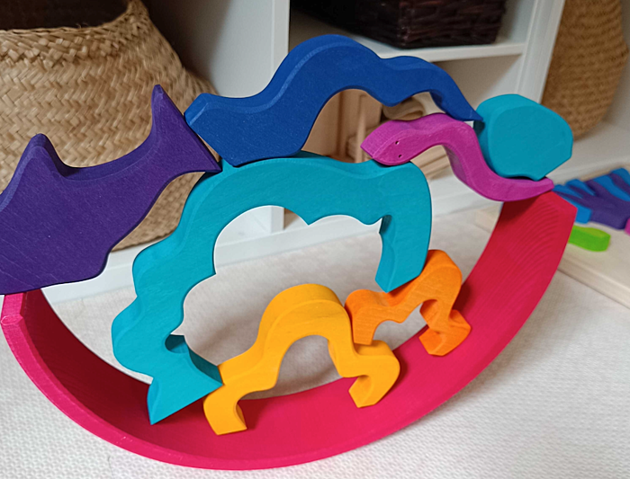 jak si hrát s&nbsp;dřevěnou duhou Goki - balanční oblouk se zvířaty