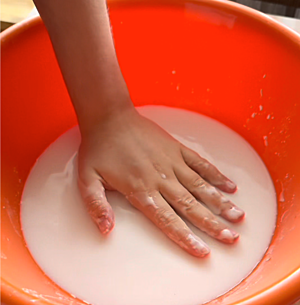 jak si vyrobit nenewtonovskou kapalinu oobleck