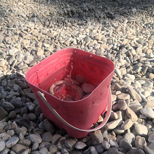 Jak zabavit děti na&nbsp;oblázkové pláži - hra Hop dokyblíčku