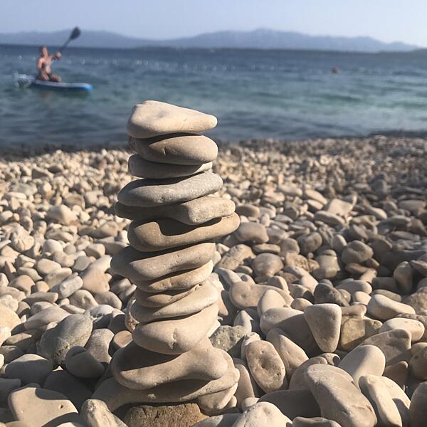 Jak zabavit děti a&nbsp;oblázkové pláži - postav věž