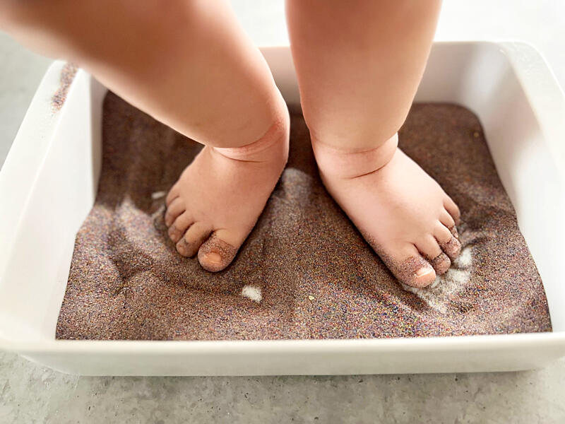 jak využít zbylý písek z&nbsp;malování pískem - masáž nohou