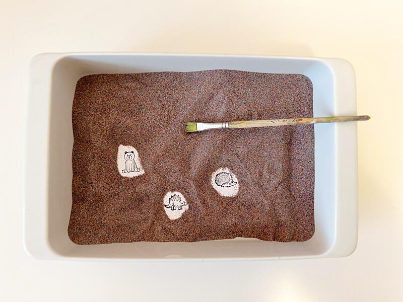 jak využít zbylý písek z&nbsp;malování pískem - hledej a&nbsp;najdi