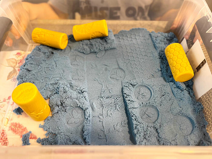 jak využít modelovací válečky Yellow Door -kinetický písek