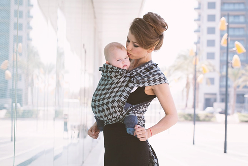 Nosící pomůcka pro&nbsp;miminko - vázací nosítko