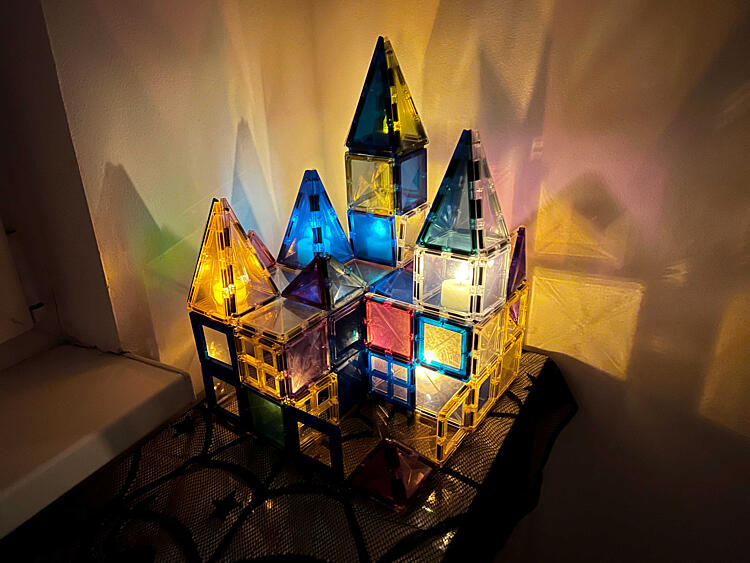 podzimní hrátky s&nbsp;magnetickými stavebnicemi Connetix - strašidelný hrad