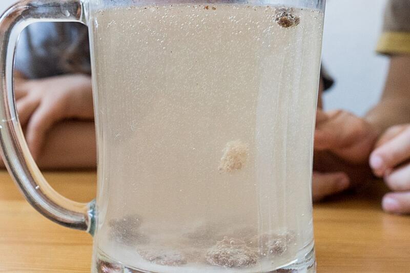 pokusy pro&nbsp;malé děti od&nbsp;2 let - tančící rozinky