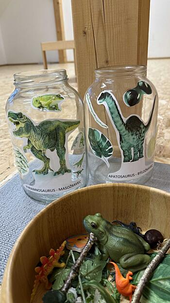 sensory play dinosauři - co dino jedli