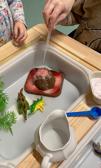 sensory play dinosauři - výbuch sopky