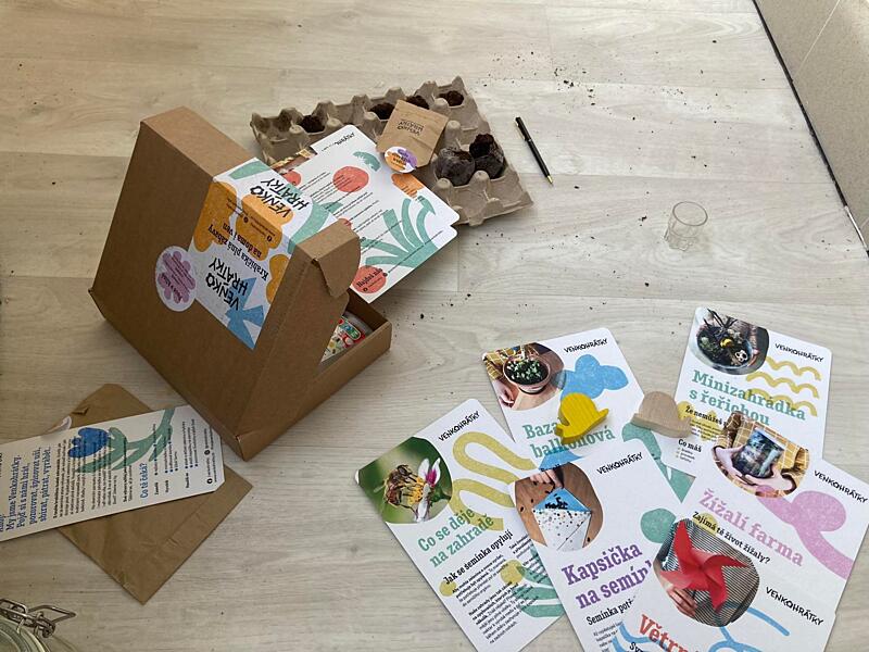 recenze sady Venkohrátky - krabička Ruce v&nbsp;hlíně